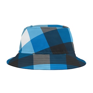 Kapelusz typu bucket hat, niebieski klosz w kratę, czapka przeciwsłoneczna w kratę, nakrycie głowy w wyrazisty wzór na plaży