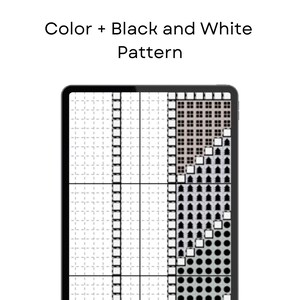 Op de afbeelding: Een digitaal kruissteekpatroon op een tablet. Het patroon gebruikt zwart en wit, met de tekst "Color + Black and White Pattern" bovenaan. Het ontwerp bevat geometrische vormen en een raster.