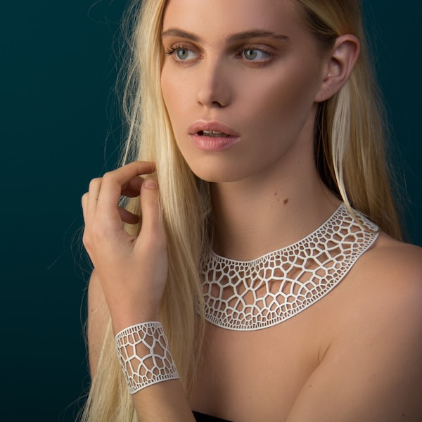 Collar llamativo de caucho cortado a láser: Colección Corollaria