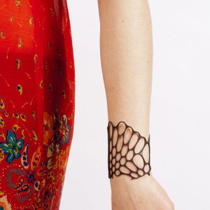 Radiolarie Silikon Armband: Laser Cut Organic Design