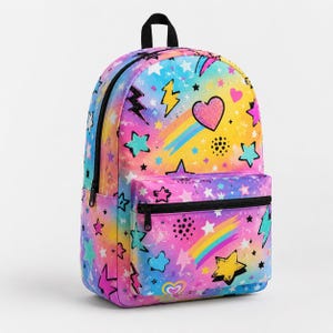Puede incluir: Una mochila colorida con un diseño vibrante que presenta estrellas, corazones, arcoíris y rayos. La mochila tiene un bolsillo frontal con cremallera y un asa negra. El fondo es una mezcla de rosa, amarillo, azul y morado.