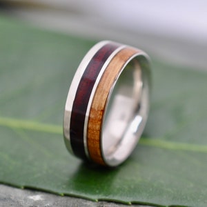 Twee houten Un Lado Asi Kentucky Bourbon Barrel en Nambaro Wood Ring, Gerecycleerde Sterling Zilveren Houten Ring, Bourbon Barrel Zilveren Trouwring