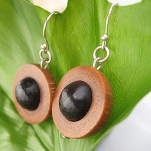 Maridos - organic palm and patcon seed earrings