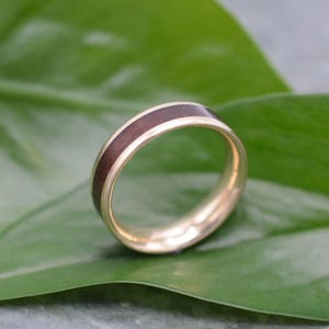 Nacascolo Wood Wedding Ring with Recycled 14k Yellow Gold: Lados image 5