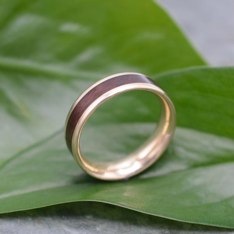 Nacascolo Wood Wedding Ring with Recycled 14k Yellow Gold: Lados image 5