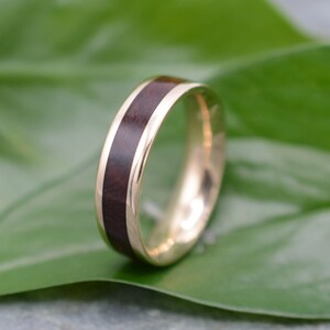 Nacascolo Wood Wedding Ring with Recycled 14k Yellow Gold: Lados image 4