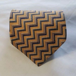 Krawat Fossil Peek-A-Boo Lining Silk Tie z geometrycznym wzorem lat 90. w kolorze fioletowym, retro, rozmiar MCM 4x58