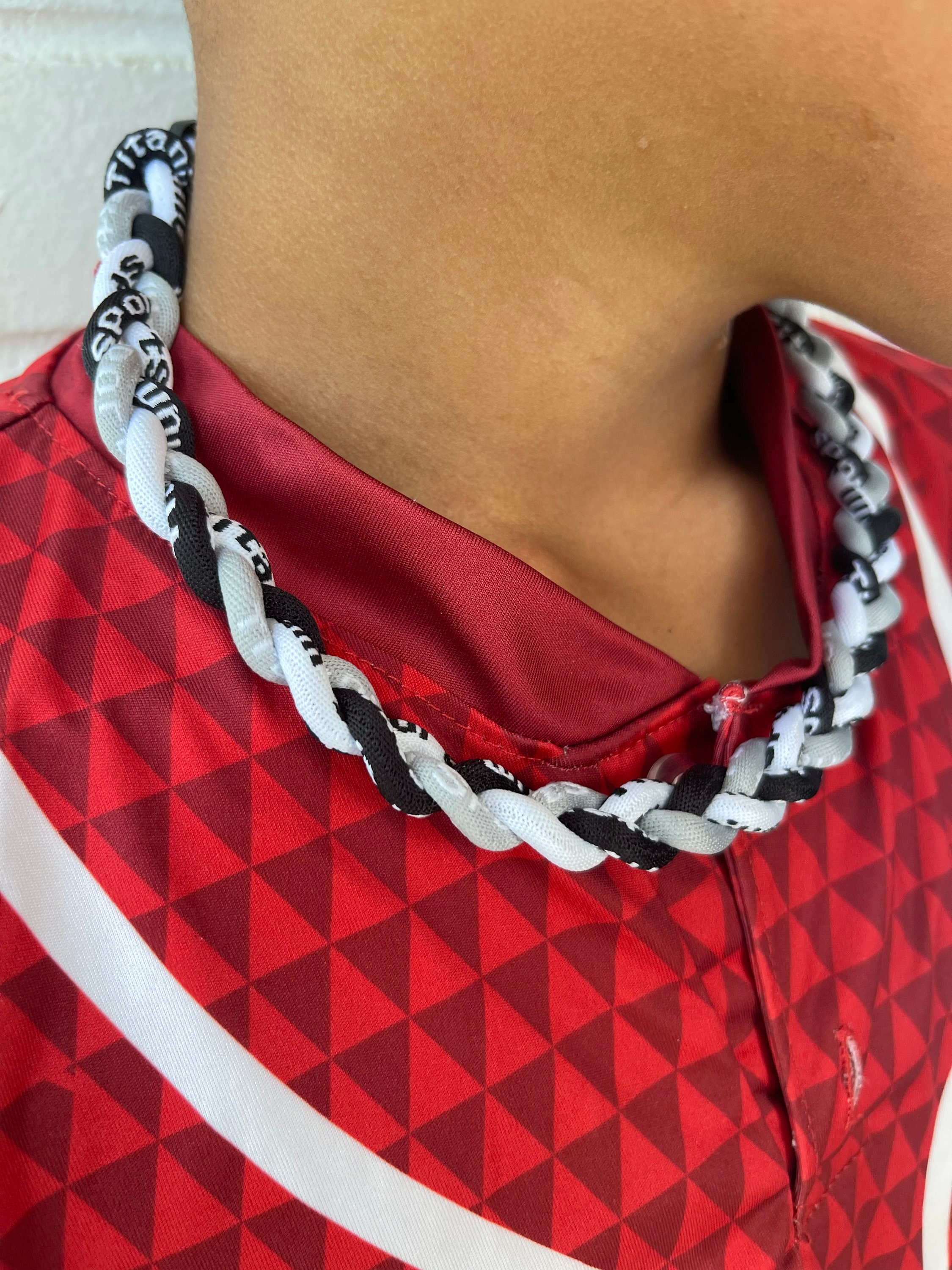 Collier Sport En Titane Torsadé - 3 Cordes, Couleur Marron Collier Sport En Titane Torsadé - 3 Cordes, Couleur Marron