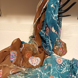 Écharpe indienne avec reflets floraux brodés - Pour bricoler ou réparer