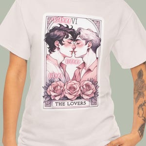 Maglietta dei Tarocchi degli Amanti / Maglietta dell'Orgoglio LGBTQIA+ / Maglietta ispirata al manga BL Boys Love / Regalo romantico per coppia gay / Maglietta unisex con carte dei Tarocchi