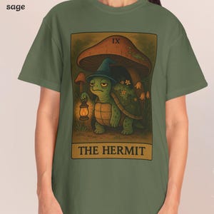 Tortue lunatique chemise de tarot l'ermite, t-shirt lanterne cottagecore, cadeau introverti drôle, chemise forêt sorcière, t-shirt champignon pour elle