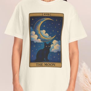 Maglietta con la carta della luna e il gatto / Gatto nero con la mezzaluna dei tarocchi celesti / Maglietta con la luna di Witchcore nei colori comfort / Maglietta con la mamma di un gatto boho, regalo per lei o per loro