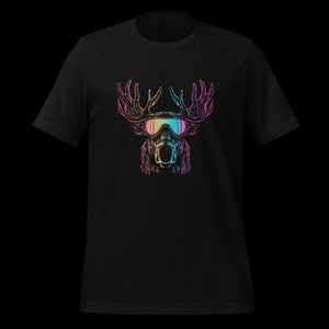 Könnte beinhalten: Ein schwarzes T-Shirt mit einer bunten Grafik eines Elchs mit Skibrille. Der Elch ist im Vintage-Stil mit rosa, blauen und gelben Akzenten gezeichnet.