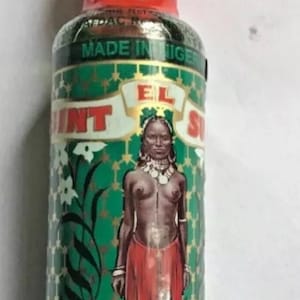 Puede incluir: Una botella verde y dorada con una tapa roja y una etiqueta blanca. La etiqueta presenta a una mujer con una falda roja y el texto "EL INT SU".