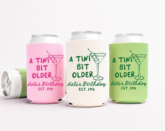 Funda para latas de fiesta de cumpleaños, funda para latas "A Tini Bit Older", recuerdo de fiesta de cumpleaños número 21, 30, 40, 50 y 60, regalo de cumpleaños de Tinis para ella.