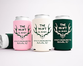 Enfriador de latas para despedida de soltera "The Hunt is Over" - Recuerdos personalizados para despedidas de soltera con temática de caza campestre - Fundas personalizadas en tamaño regular y delgado