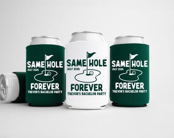 Enfriador de latas "Same Hole Forever Bachelor" - Recuerdos de despedida de soltero de golf personalizados - Fundas personalizadas en tamaño regular y delgado