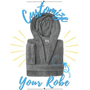 Könnte beinhalten: Ein grauer Bademantel mit Kapuze und Gürtel, auf weißem Hintergrund dargestellt. Der Text "Customize Your Robe" ist in blauer Schrift über und unter dem Bademantel geschrieben. Gelbe Sternausbrüche gehen von hinter dem Bademantel aus.