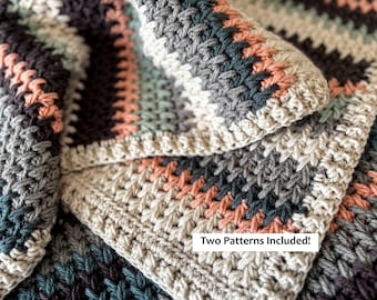 Pode incluir: Close-up de um cobertor de crochê feito à mão com um padrão de ponto texturizado. O cobertor apresenta um design de bloco de cores em tons de cinza, verde-azulado, pêssego e creme. O texto "Two Patterns Included!" é visível.