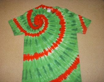 M tie dye tee shirt, green with red swish, medium