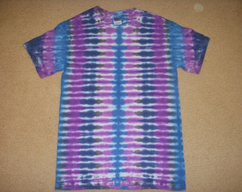 S tie dye tshirt, brick wall design, small