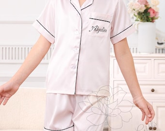 Personlig blomflickapyjamas, kort set i satin för barn, bröllopsmorgonoutfit, pyjamas med eget namn, present till juniorbrudtärna