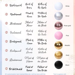 Puede incluir: Un gr&aacute;fico que muestra diferentes estilos de fuente para los t&iacute;tulos de dama de honor, madrina y madre de la novia. El gr&aacute;fico tambi&eacute;n muestra diferentes colores de fuente: blanco, plateado, oro rosa, rosa, met&aacute;lico, dorado y negro.