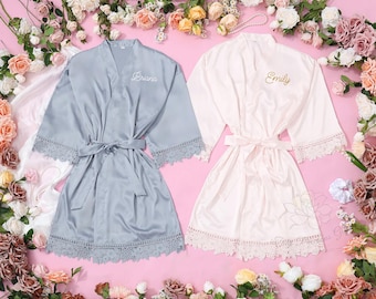 Bata de encaje personalizada para dama de honor con nombre, bata de satén con encaje, bata blanca para fiesta nupcial, preparación para la fiesta nupcial