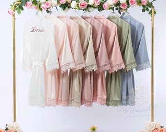 Gepersonaliseerde kanten satijnen badjas, aangepaste bruidsfeestgewaden voor huwelijksochtend, gepersonaliseerde cadeaus bruidsmeisje, trouwdag voorbereiding gewaad