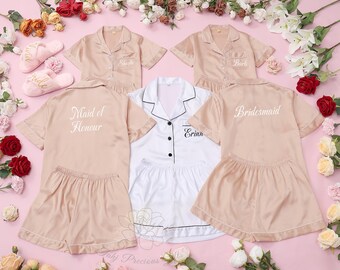 Pyjama's voor bruidsmeisjes met monogram: satijnen bruidsfeestpyjama's
