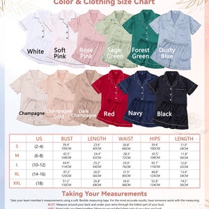 Puede incluir: Una tabla de colores y tallas de ropa muestra conjuntos de pijama en varios colores, incluyendo blanco, rosa, verde, azul, rojo, azul marino y negro. Cada conjunto incluye una camisa con botones y pantalones cortos. La tabla incluye medidas en cm.