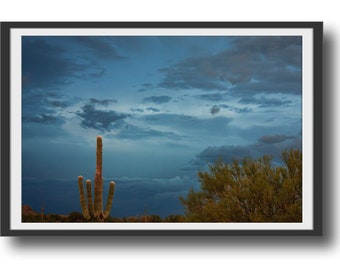 Lámina artística de cielo nocturno desértico: Decoración de pared con cactus saguaro (descarga digital)