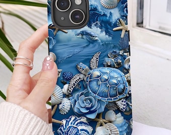 Puede incluir: Funda de teléfono azul con un diseño de tortuga marina, conchas marinas, estrellas de mar y olas del océano. El diseño incluye tonos de azul y blanco, con el texto "FLAT PRINTING". Tiene un acabado brillante y un recorte para la cámara.