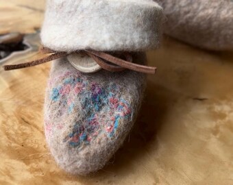 Botines de lana afieltrada húmeda hechos a mano para bebé, zapatos naturales para recién nacidos, regalo personalizado para bebés.