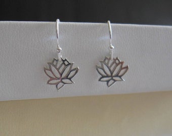 Kleine Sterling Silber Lotus Blume Ohrringe, Lotus Ohrringe, kleine Lotus Ohrringe, Blume Ohrringe, Sterling Silber Ohrringe, zierliche Ohrringe