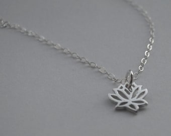kleine Lotus Blume Halskette, Sterling Silber Lotus Halskette, Blumen Halskette, zierliche Halskette, niedliche Halskette