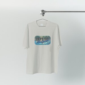 Madeira, Portugal Camiseta unisex con diseño personalizado en la parte delantera y trasera Let's Go Madeira On The Menu Diseño moderno y moderno
