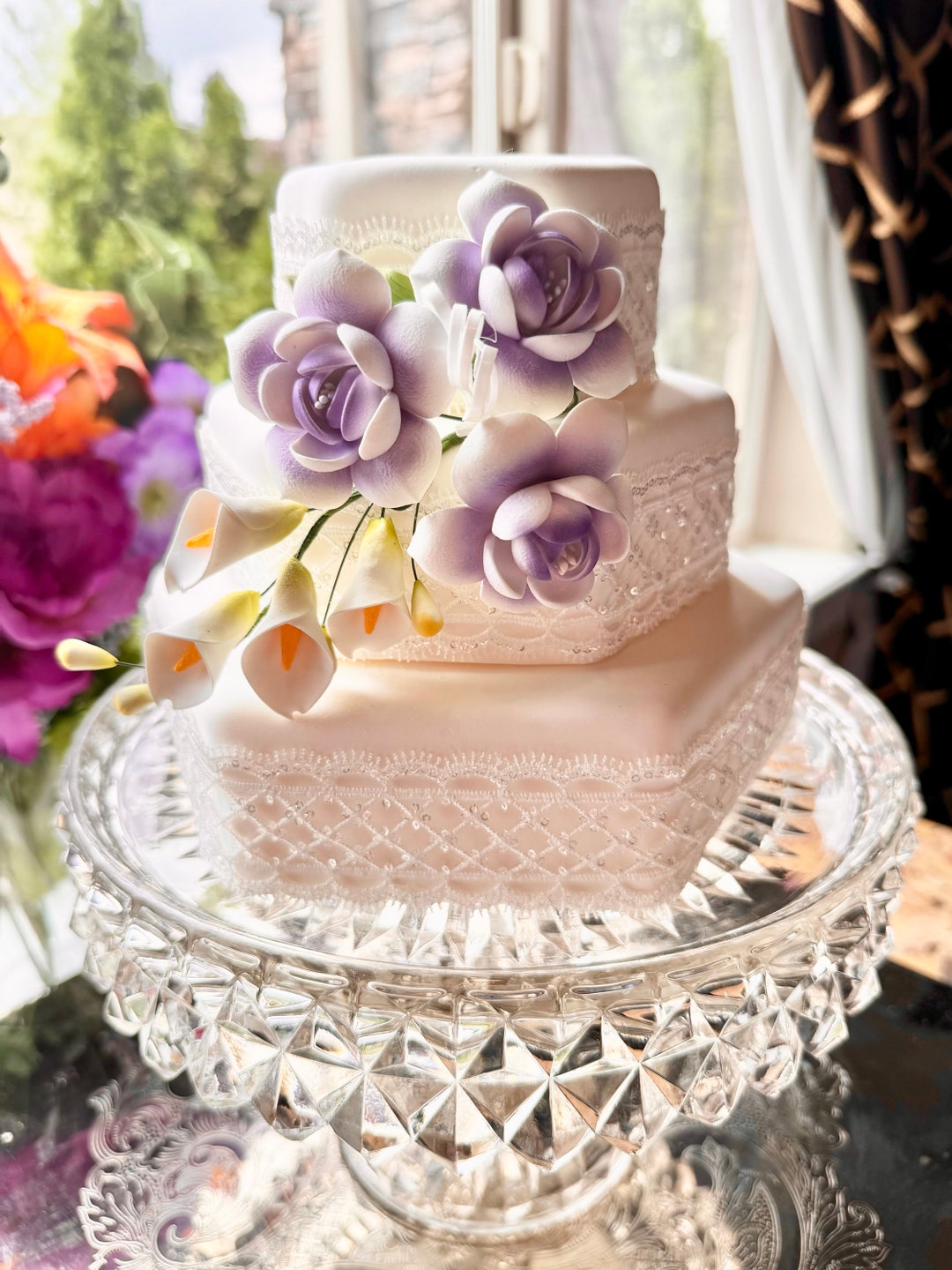 ホワイトローズの3段ケーキ型置物 Three Tier Faux Hexagon Wedding Cake White With White Lace