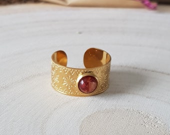 Adjustable ring in dried flower and resin