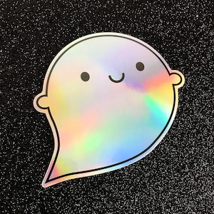 Peut inclure: Un autocollant holographique représentant un mignon fantôme avec un visage souriant. Le fantôme est délimité par un contour noir et présente une finition arc-en-ciel irisée.