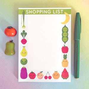 Peut inclure: Un bloc-notes blanc avec une bordure verte et le texte "SHOPPING LIST" en haut. Le bloc-notes a une bordure de légumes et de fruits dessinés, y compris un oignon vert, un radis rouge, une poire jaune, une gousse de pois verte, un poivron rouge, un ananas et une pastèque.