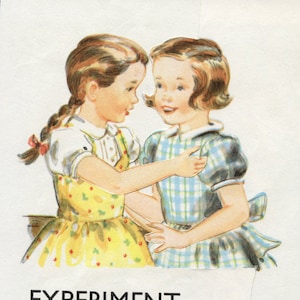 Experiment, un collage original d’art découpé à la main fait à partir d’un seul morceau de papier, mettant en vedette quelques belles filles saines embrassant