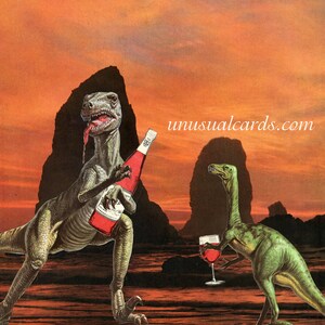Winosaurs, eine original handgeschnittene Kunstcollage mit zwei Dinosauriern, die bei Sonnenuntergang gemeinsam am Strand tanzen und billigen Wein trinken