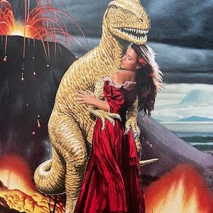 Mientras el mundo arde, un collage de arte original cortado a mano que presenta una escena a la luz de una vela del volcán destripador del corpiño de una novela romántica de dinosaurios peligrosos