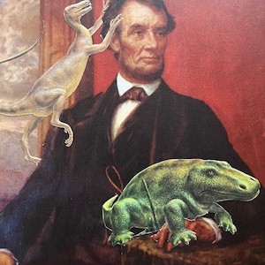 Honest Abe, un original collage artístico cortado a mano que presenta la verdadera historia presidencial estadounidense de Abraham Lincoln y dinosaurios en su cabello.