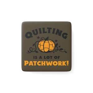 Peut inclure: Bouton carré vert olive avec le texte "QUILTING" au-dessus d'une illustration de citrouille orange et le texte "IS A LOT OF PATCHWORK!" en orange. Le design est pour les quilteuses et les passionnées de couture.