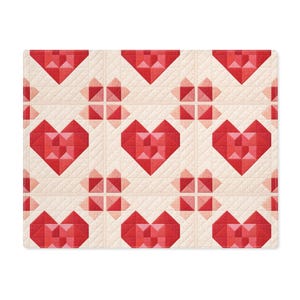 Peut inclure: Une housse de coussin matelassée rectangulaire avec un motif répété de cœurs géométriques rouges et roses et d'éclats d'étoiles sur un fond crème. Les cœurs sont faits de différentes nuances de rouge, créant un effet dimensionnel.