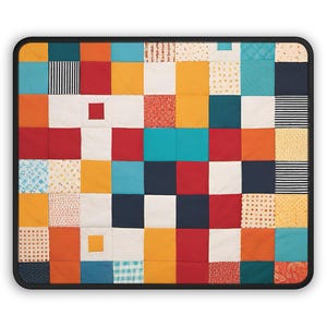 Peut inclure: Une courtepointe colorée en patchwork avec une variété de motifs et de couleurs, notamment le rouge, l'orange, le jaune, le bleu et le blanc.