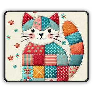 Könnte beinhalten: Eine bunte Patchwork-Katze mit weißem Gesicht und einem lächelnden Ausdruck. Die Katze besteht aus verschiedenen farbigen Quadraten und hat einen langen, orange-blauen Schwanz.