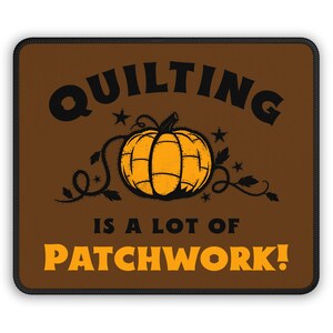 Può includere: Tappetino per mouse marrone con la scritta "QUILTING IS A LOT OF PATCHWORK!" in nero e arancione. Una zucca gialla con contorni neri è al centro, con stelle e viti nere. Il tappetino ha un bordo nero.
